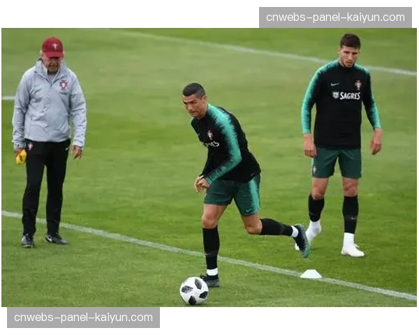 特写镜头：一名小球迷在父亲讲解下，认真观察场上球队的防守站位